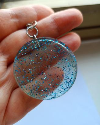 Portachiavi artigianale in resina con glitter blu