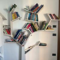 Libreria bianca a forma di albero