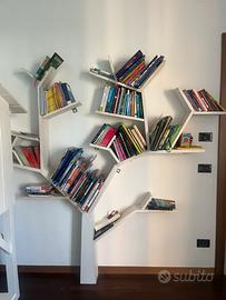 Libreria bianca a forma di albero