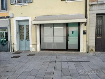 Locale commerciale Vetrinato in centro storico