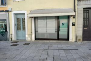 Locale commerciale Vetrinato in centro storico