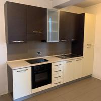 Cucina completa con elettrodomestici