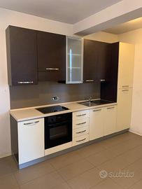 Cucina completa con elettrodomestici