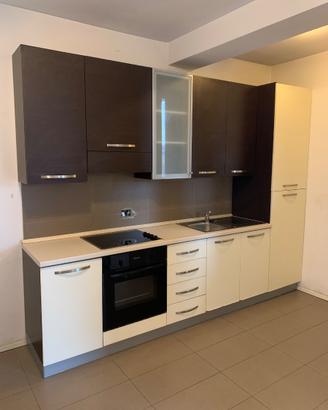 Cucina completa con elettrodomestici