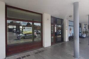 Locale commerciale con ampio magazzino