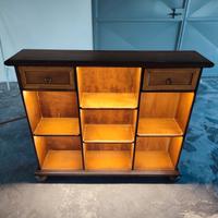 Mobile espositore artigianale con LED integrati
