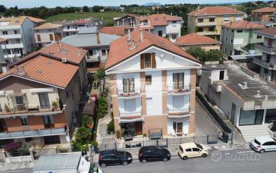 APPARTAMENTO CON 3 CAMERE E VISTA MARE IN ZONA COR