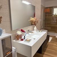 Mobile bagno con lavabo integrato e specchio