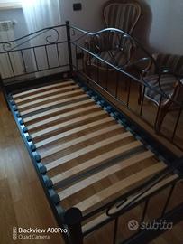 Divanetto con rete uso letto in ferro battuto