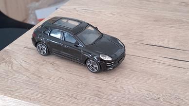 Burago Porsche Macan 1/43