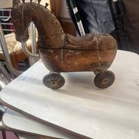 Antico cavallo di legno da tirare su ruote