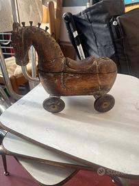 Antico cavallo di legno da tirare su ruote