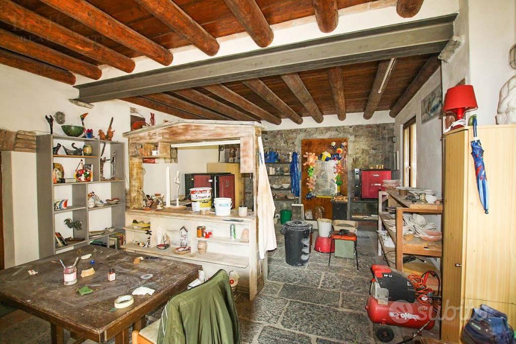 Rustico / Casale di 750 m² con più di 5 locali a P - Vista 2