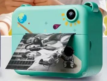 Fotocamera con stampa istantanea a tema astronauta
