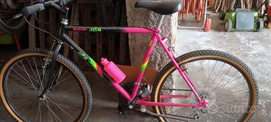 Bicicletta colorata come nuova