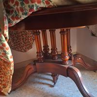 Tavolo in legno scuro allungabile con 4 prolunghe