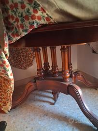 Tavolo in legno scuro allungabile con 4 prolunghe