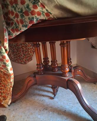 Tavolo in legno scuro allungabile con 4 prolunghe