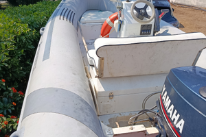 Gommone con motore e carrello omologato