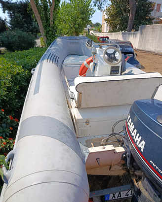 Gommone con motore e carrello omologato