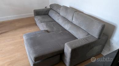 Divano Poltronesofà grigio con chaise longue 