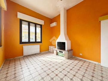 CASA SEMINDIPENDENTE A CARRARA