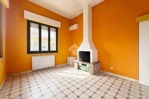 CASA SEMINDIPENDENTE A CARRARA