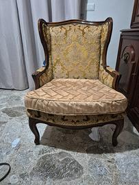 Poltrona vintage classica in legno e tessuto damas