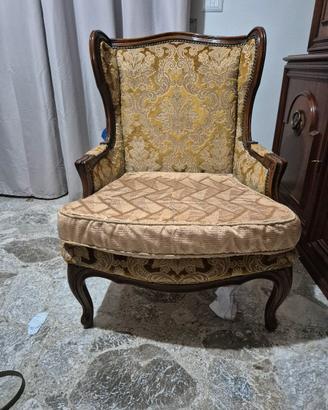 Poltrona vintage classica in legno e tessuto damas