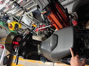 T- max 500 2006 tenuto sempre in box Pr poco trat