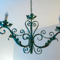 Lampadario e mensole vintage in ferro battuto.