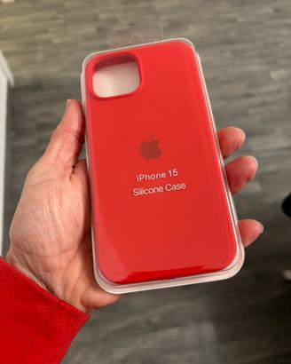 Cover iPhone 15 rossa con logo mai aperta
