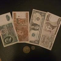 lotto di  vecchie banconote e monete