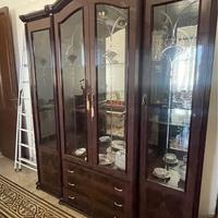 Mobili e tavolo sala da pranzo