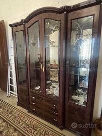 Mobili e tavolo sala da pranzo