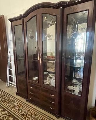 Mobili e tavolo sala da pranzo
