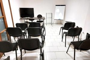 Locale con sala riunioni 12 posti ALL INCLUSIVE