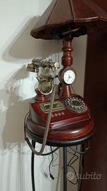 Telefono vintage da arredamento con tavolino,