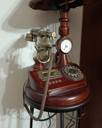 Telefono vintage da arredamento con tavolino,