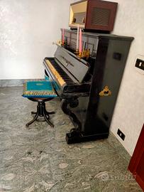 pianoforte a muro antico