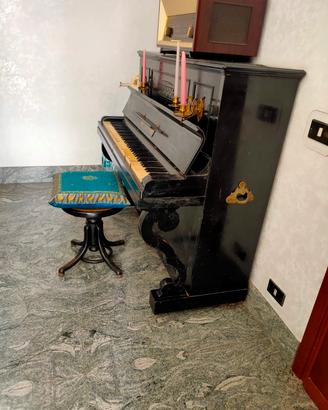 pianoforte a muro antico