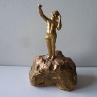 Putto dorato con basamento roccia di marmo vintage