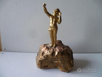 Putto dorato con basamento roccia di marmo vintage