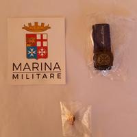 Spilla, bussola e adesivo Marina Militare. 