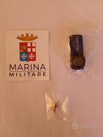 Spilla, bussola e adesivo Marina Militare.