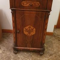Comodino antico con intarsi