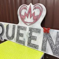 Insegna Queen con tecnica String art