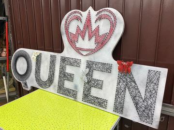 Insegna Queen con tecnica String art
