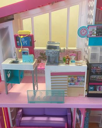 casa barbie  + areao e moltissimi accessori .