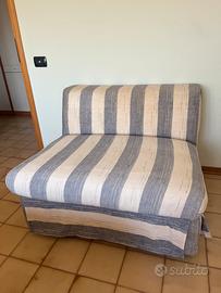 Poltrona letto con materasso e rete.